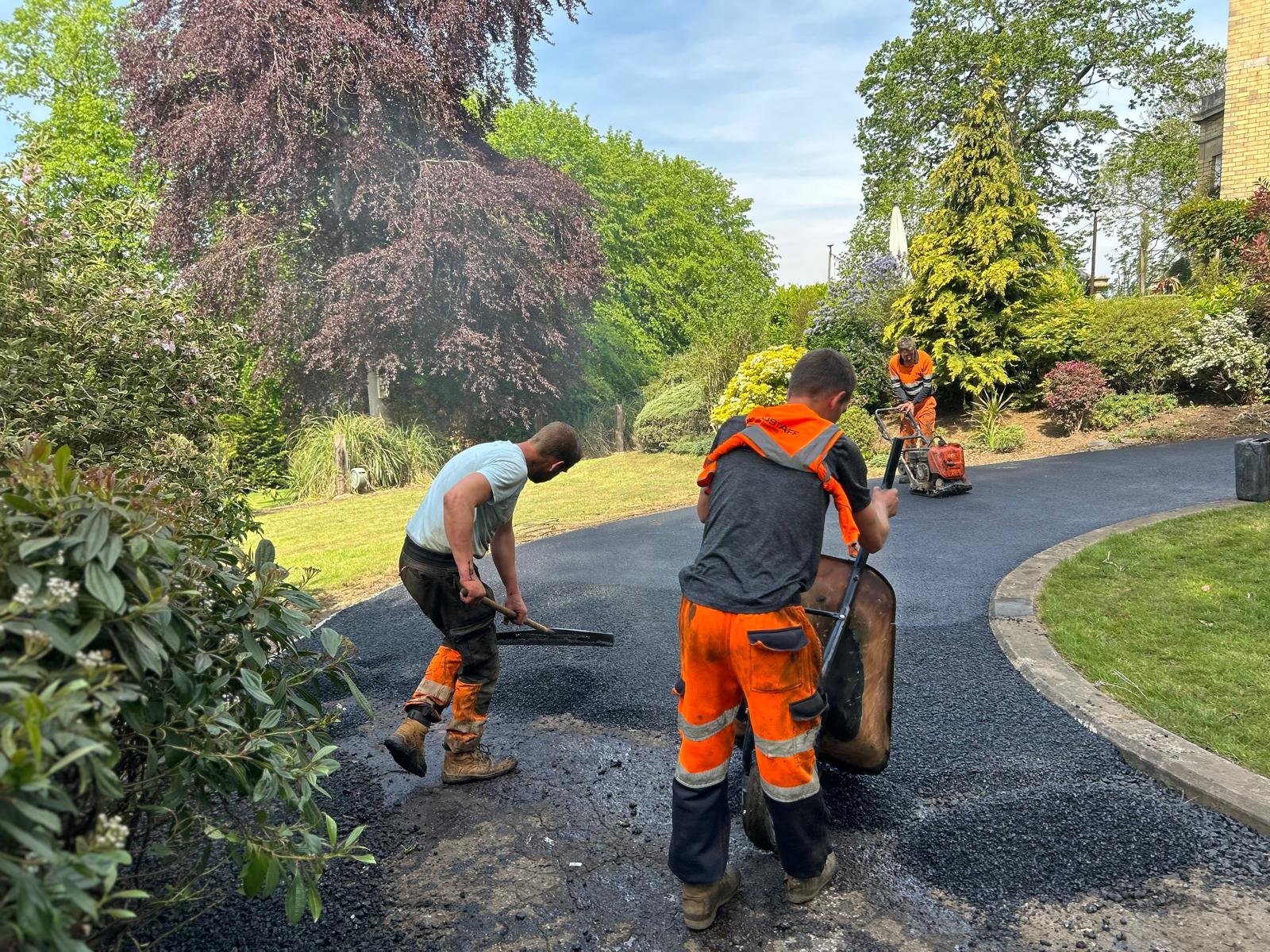 LB Construction crew resurfacing a driveway in Nottinghamshire